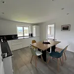Mit Garten Und Panoramablick In