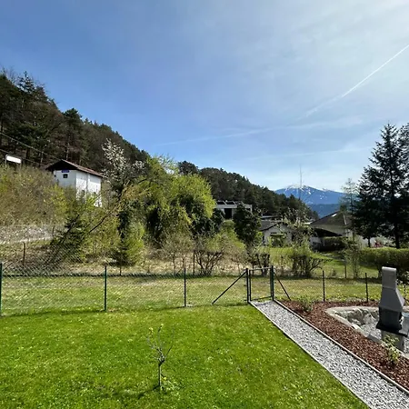 Mit Garten Und Panoramablick In 아파트
