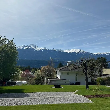 Mit Garten Und Panoramablick In