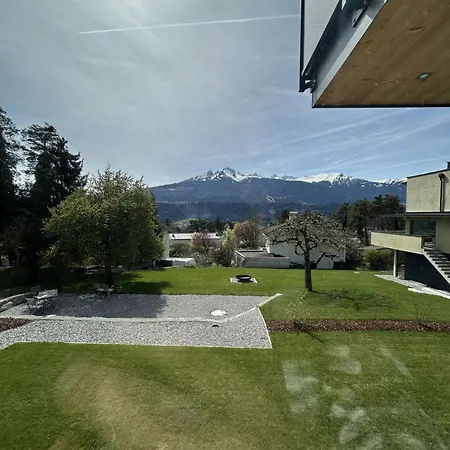 Mit Garten Und Panoramablick In アパート *